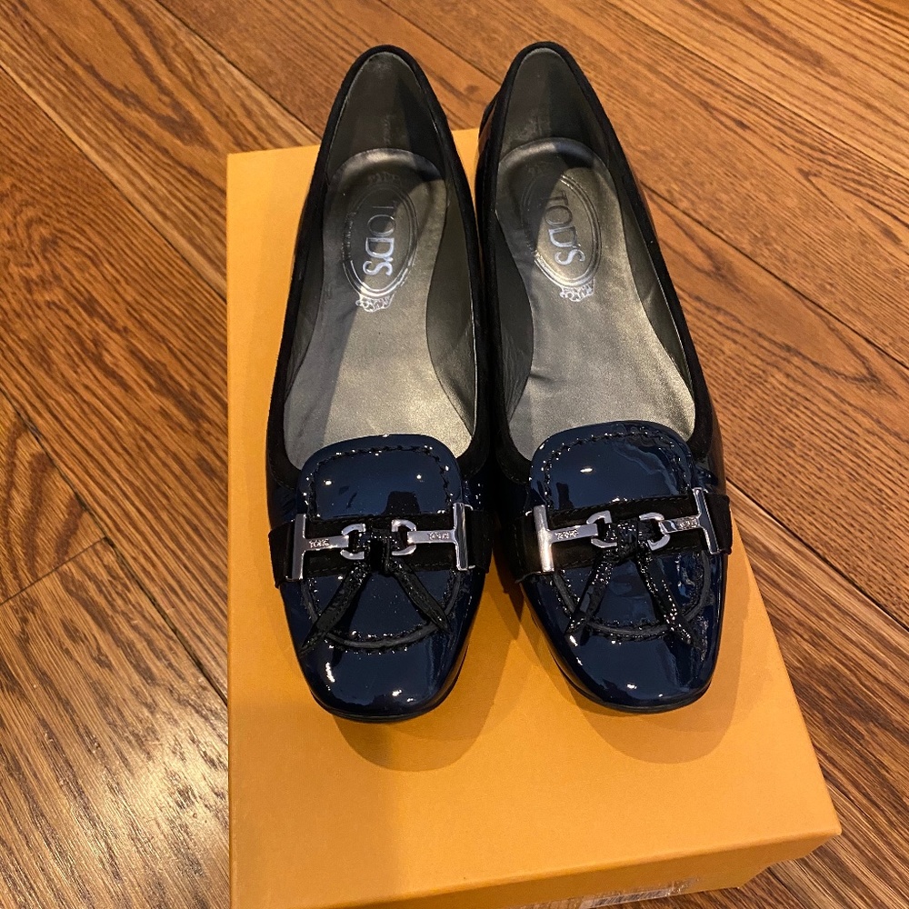 Tod’s Navy Patent Leather Loafers – Size 6.5 – NEW IN BOX